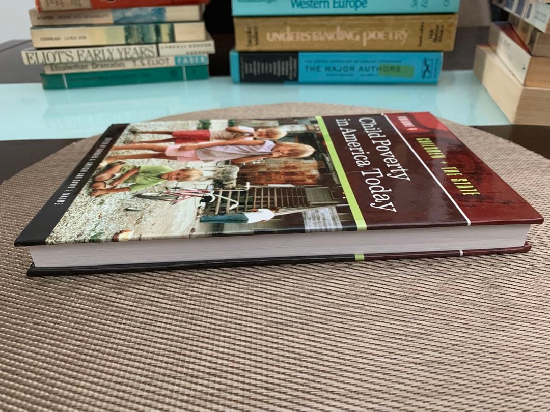 洋書 Child Poverty in America Today Volume 4