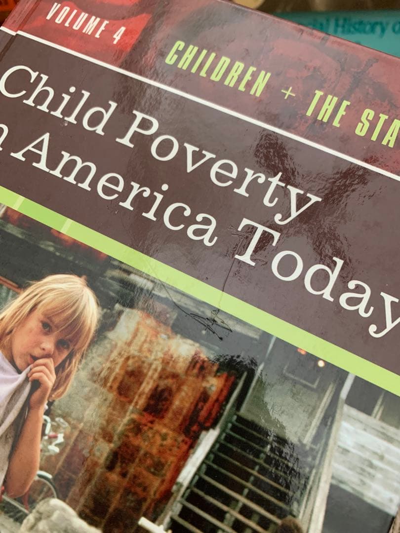 洋書 Child Poverty in America Today Volume 4