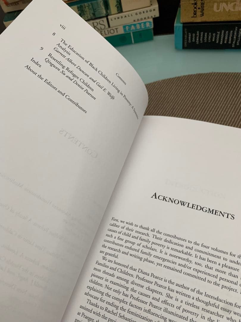 洋書 Child Poverty in America Today Volume 4