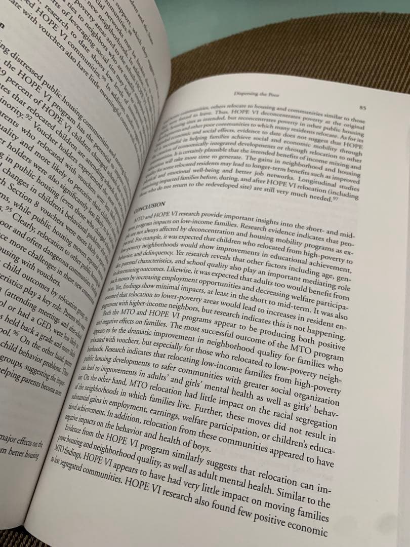 洋書 Child Poverty in America Today Volume 4