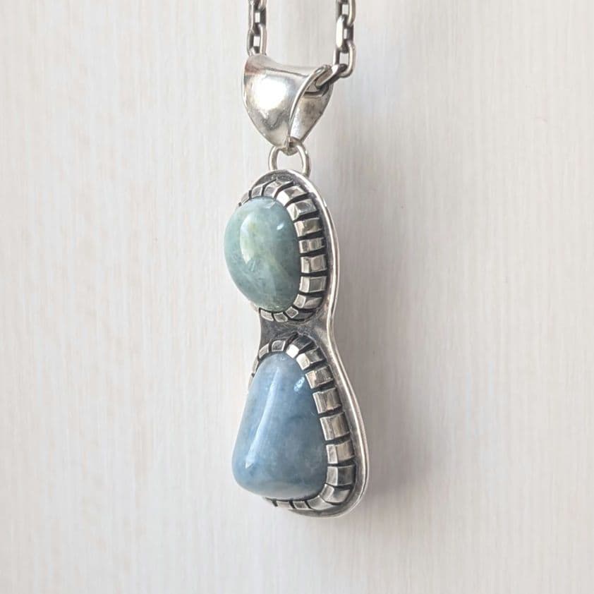 ハンドメイドの糸魚川翡翠２カラートップ　ネックレストップ