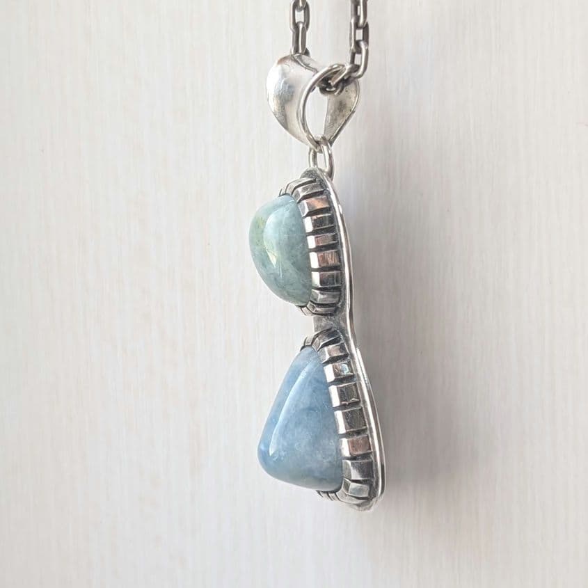 ハンドメイドの糸魚川翡翠２カラートップ　ネックレストップ