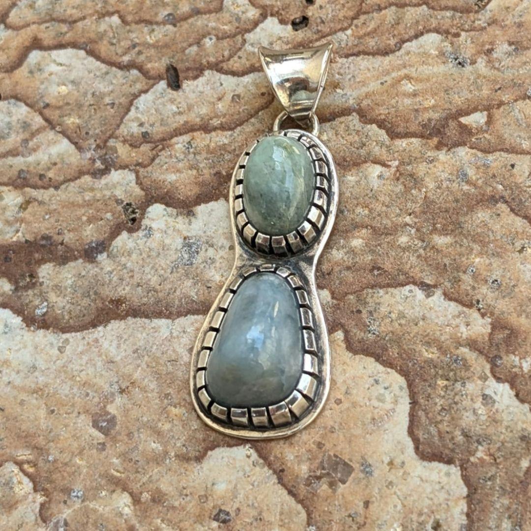 ハンドメイドの糸魚川翡翠２カラートップ　ネックレストップ