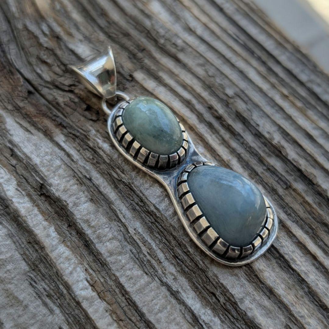 ハンドメイドの糸魚川翡翠２カラートップ　ネックレストップ