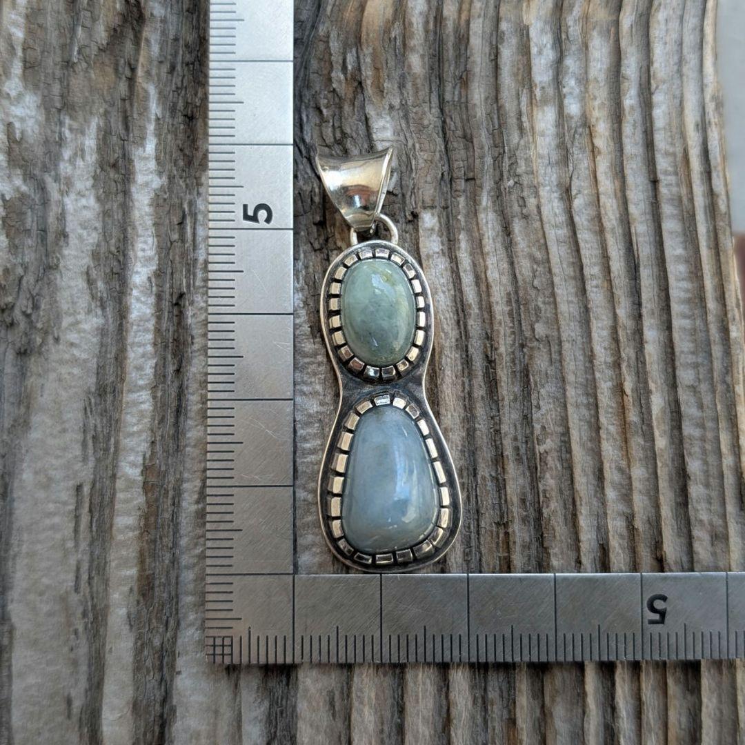 ハンドメイドの糸魚川翡翠２カラートップ　ネックレストップ