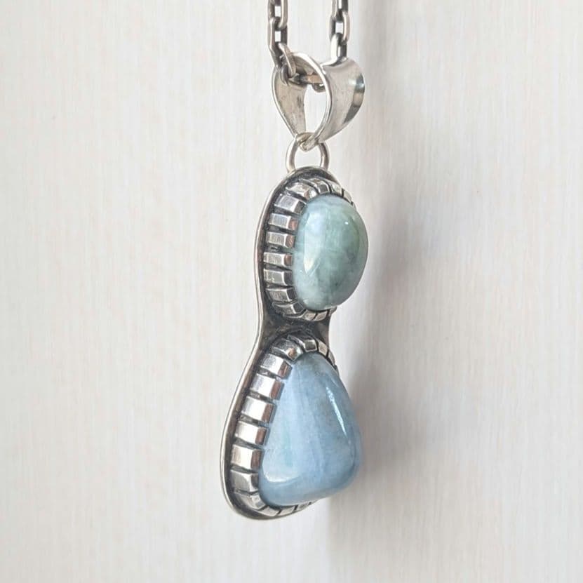 ハンドメイドの糸魚川翡翠２カラートップ　ネックレストップ