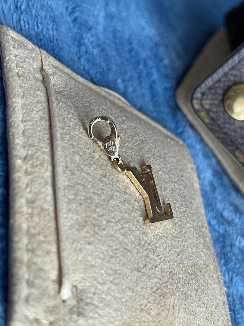 ⭐︎750⭐︎ K18 ⭐︎ルイビィトン⭐︎ チャーム　ゴールド⭐︎LV