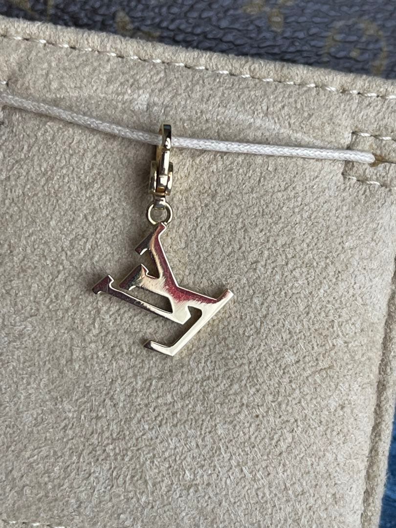 ⭐︎750⭐︎ K18 ⭐︎ルイビィトン⭐︎ チャーム　ゴールド⭐︎LV