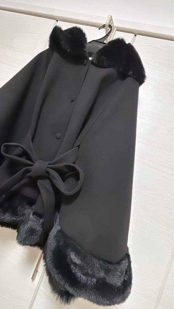 シェリミー フードファーリボンポンチョ ブラックRady