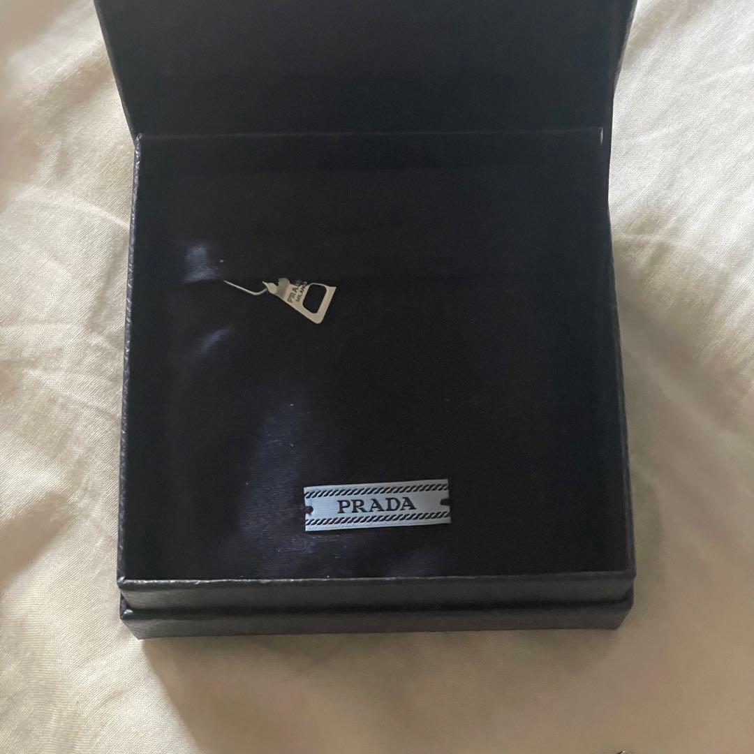 PRADA ヘアクリップ 白