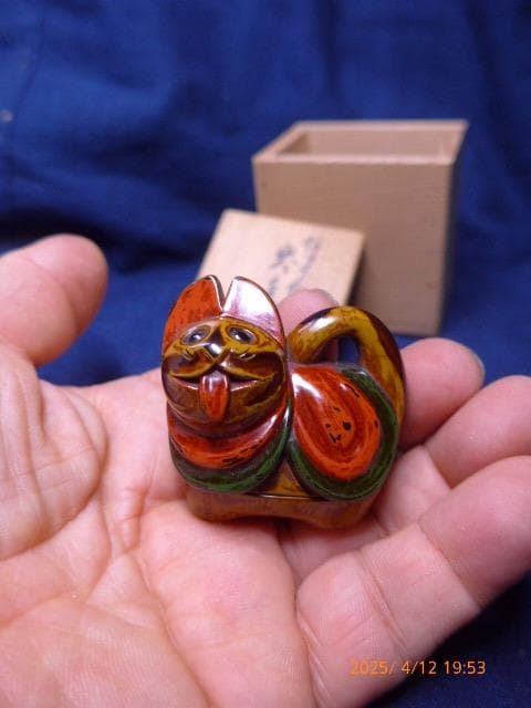 大変珍しい犬筥の犬香合です。すばらしい作品です