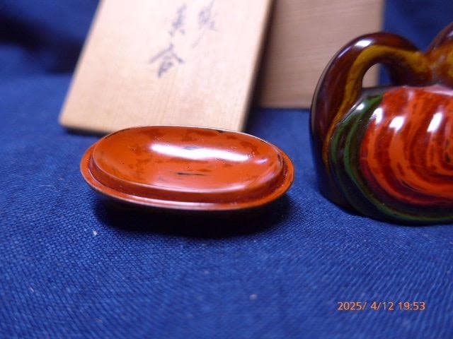 大変珍しい犬筥の犬香合です。すばらしい作品です