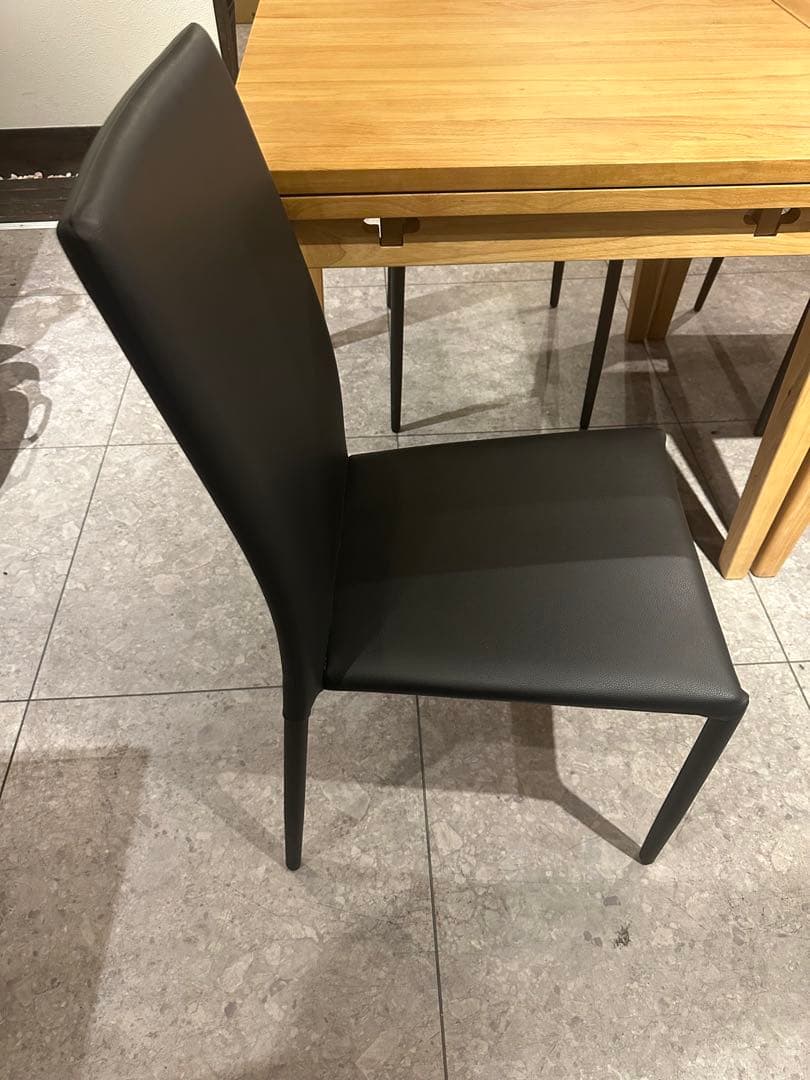 黒の合成皮革ダイニングチェア