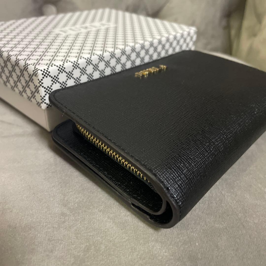 【新品未使用】FURLA フルラ　折り財布　二つ折り財布　黒　ブラック　レザー