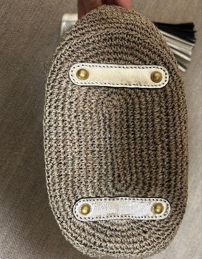 ヴィオラドーロ　VIOLA D'ORO かごバッグ ベージュ タッセル付き