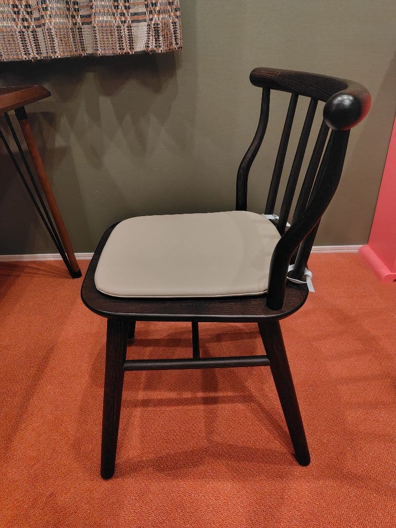 ダイニングチェア　FLYMEe BASIC　革製クッション付き