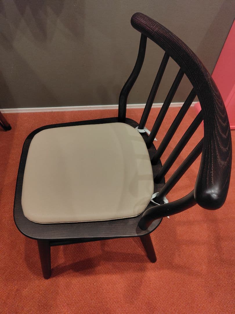 ダイニングチェア　FLYMEe BASIC　革製クッション付き