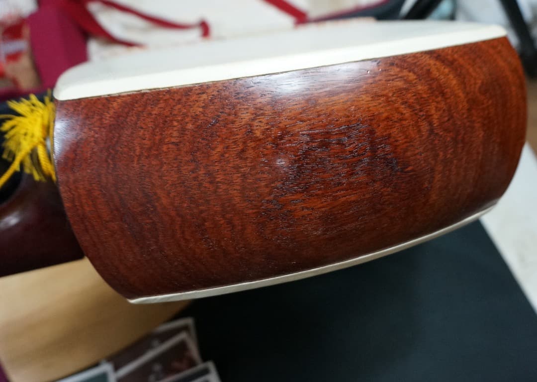 【中古品】三味線 本体、バチなど付属品多数、ハードケースケース付き