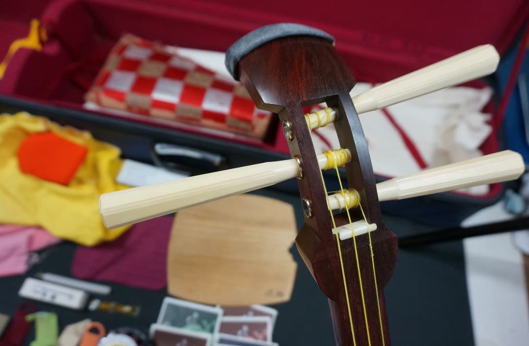 【中古品】三味線 本体、バチなど付属品多数、ハードケースケース付き