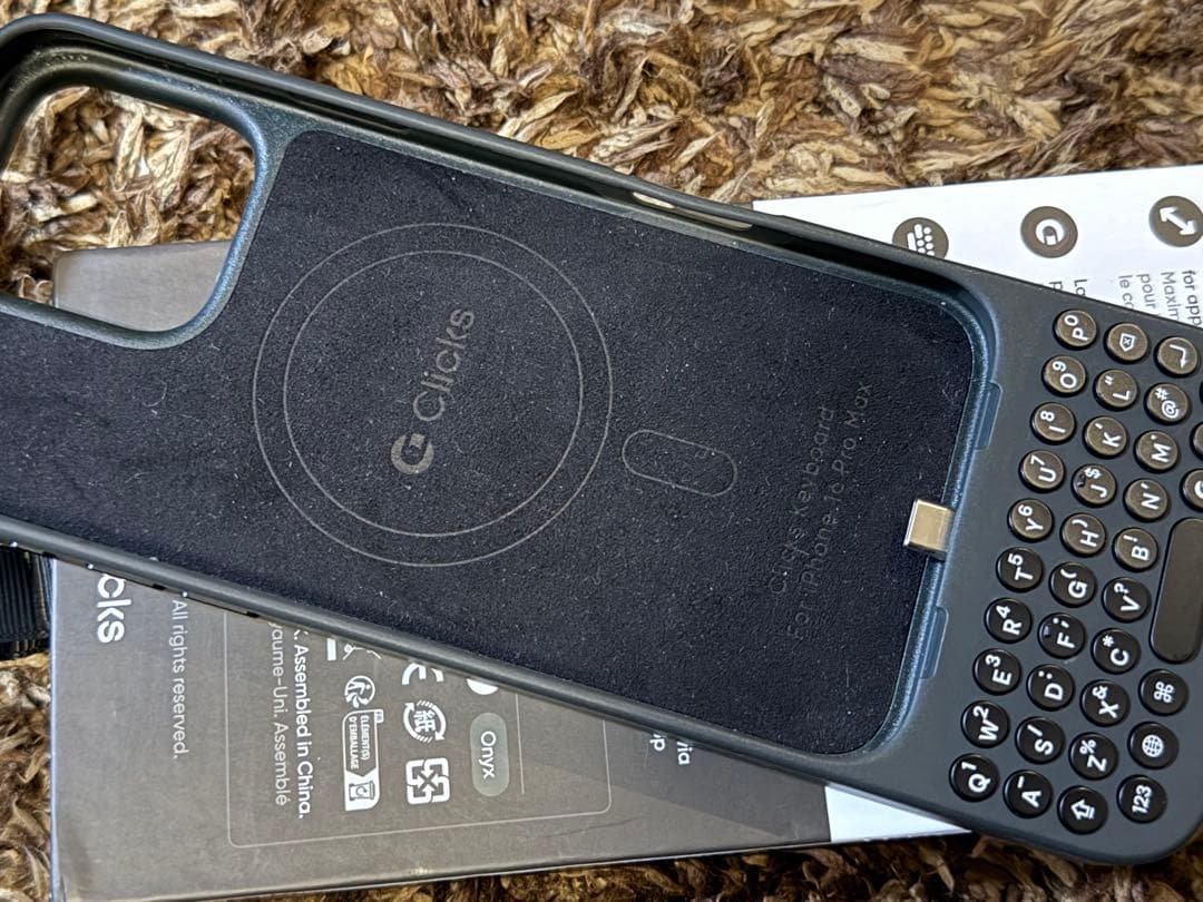 Clicks iPhone 16 Pro max ブラック