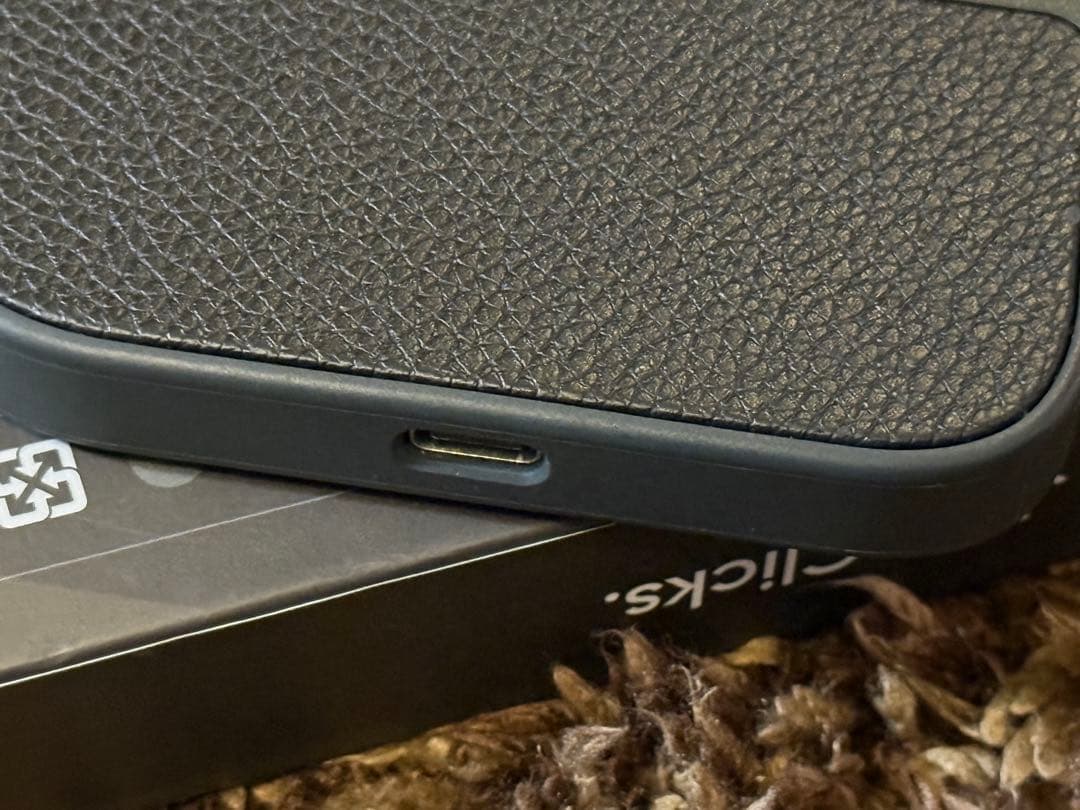 Clicks iPhone 16 Pro max ブラック