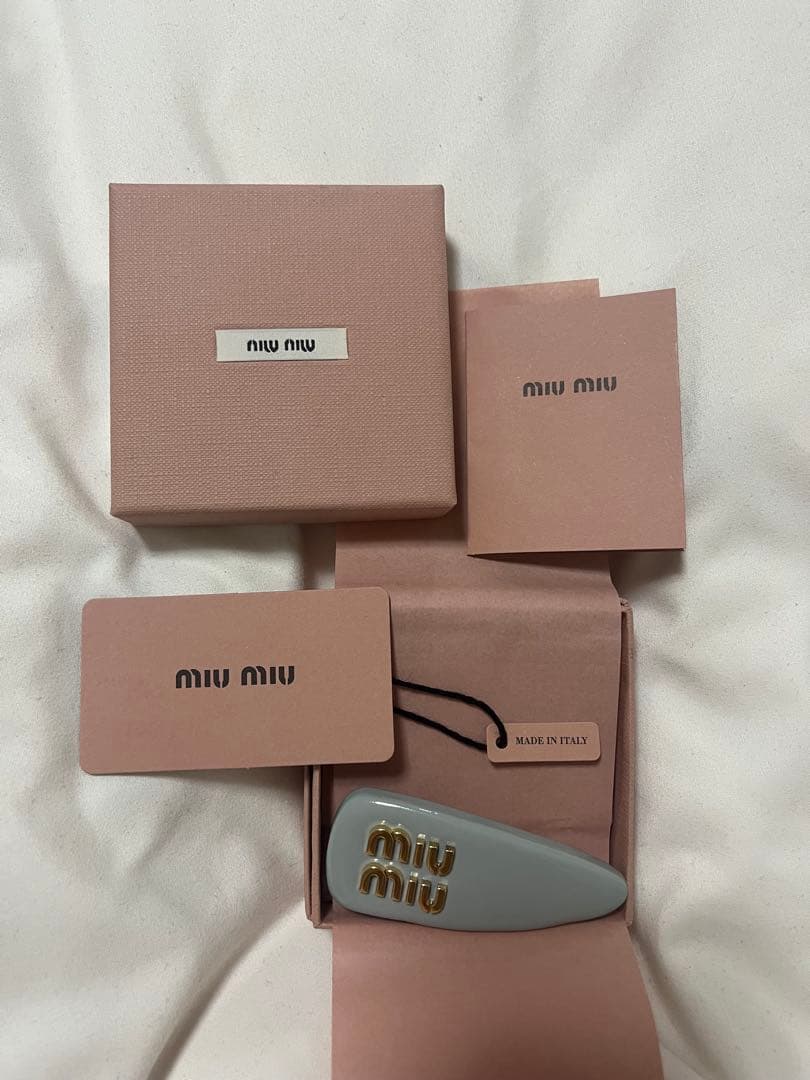 miu miu ロゴ入りヘアピン グレー