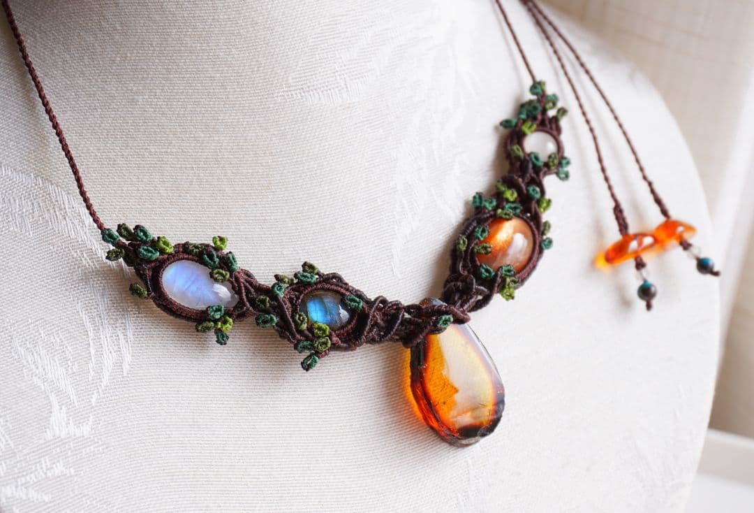 《森の人の贈り物》メキシコ産アンバー　マクラメ　ネックレス
