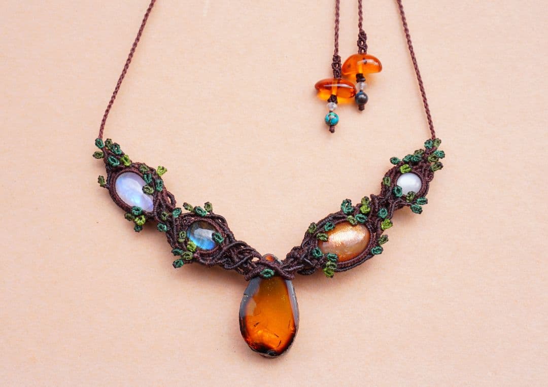 《森の人の贈り物》メキシコ産アンバー　マクラメ　ネックレス