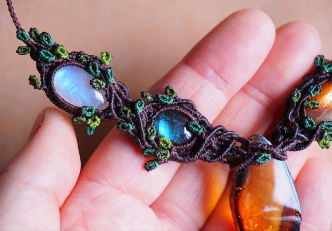 《森の人の贈り物》メキシコ産アンバー　マクラメ　ネックレス