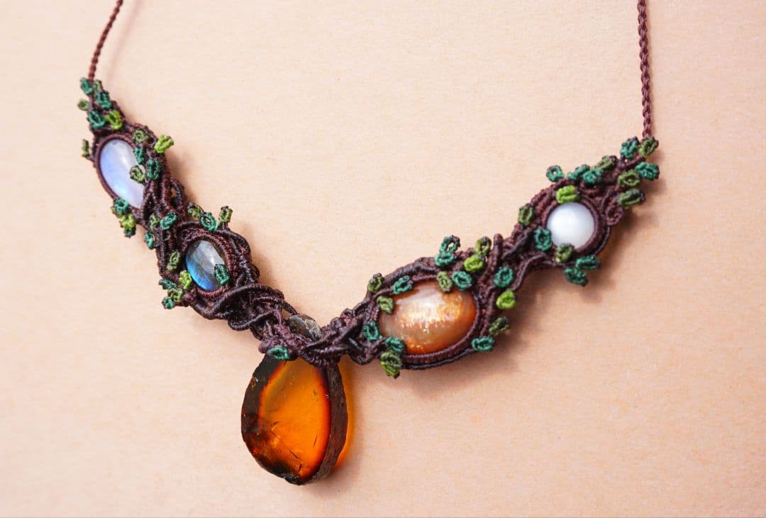 《森の人の贈り物》メキシコ産アンバー　マクラメ　ネックレス