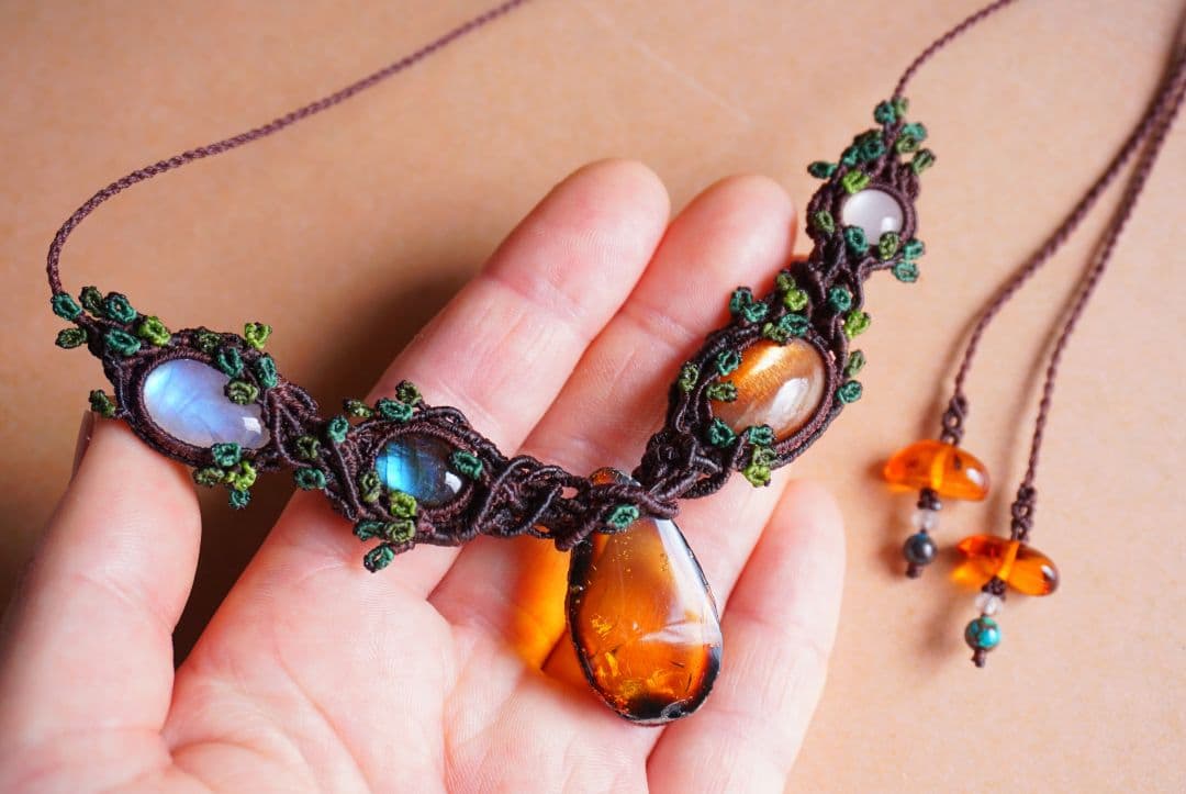 《森の人の贈り物》メキシコ産アンバー　マクラメ　ネックレス