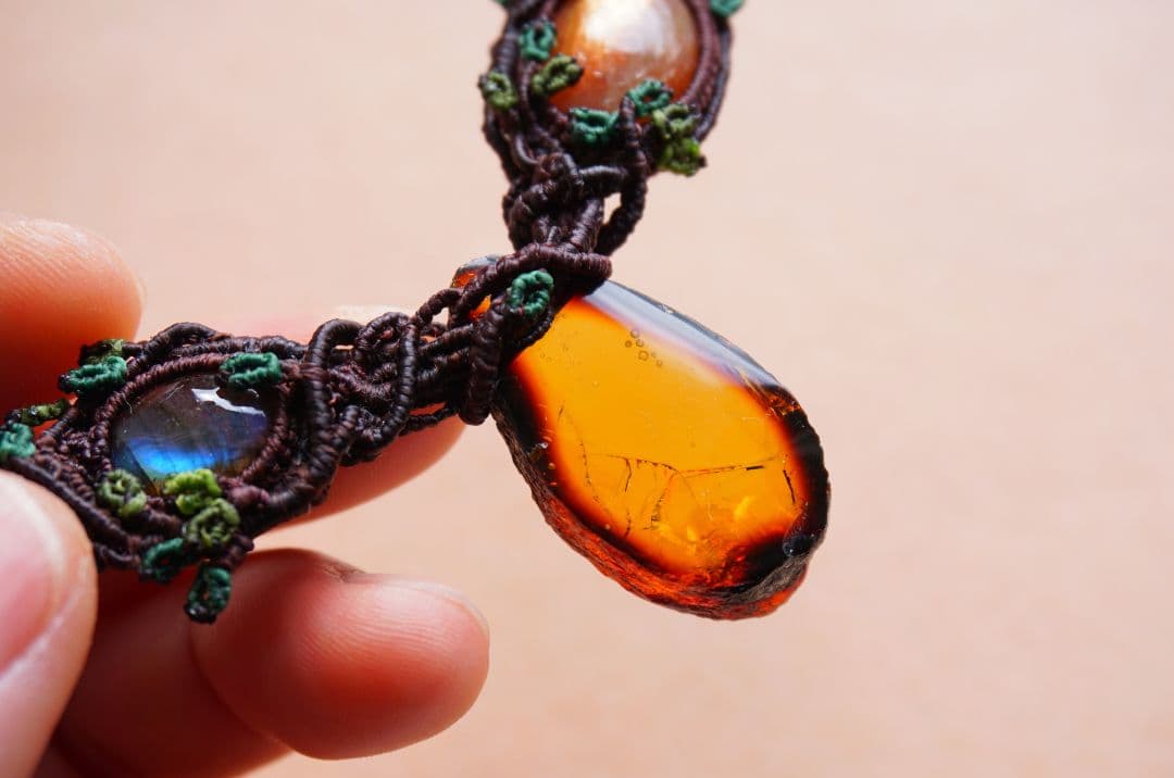 《森の人の贈り物》メキシコ産アンバー　マクラメ　ネックレス