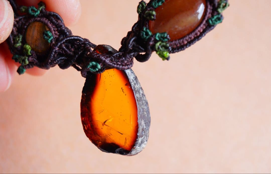 《森の人の贈り物》メキシコ産アンバー　マクラメ　ネックレス