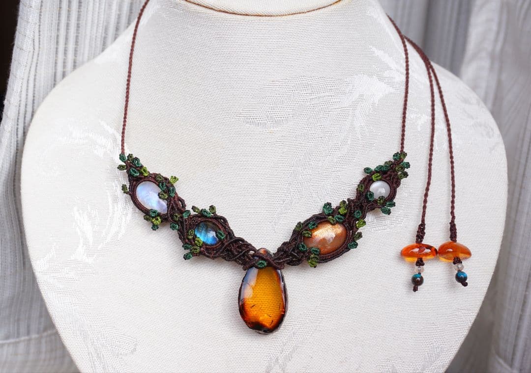 《森の人の贈り物》メキシコ産アンバー　マクラメ　ネックレス