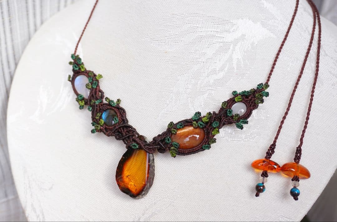 《森の人の贈り物》メキシコ産アンバー　マクラメ　ネックレス