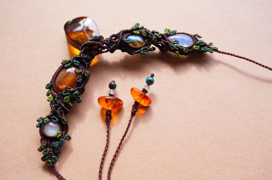 《森の人の贈り物》メキシコ産アンバー　マクラメ　ネックレス