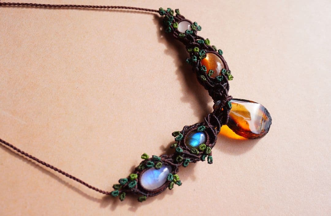 《森の人の贈り物》メキシコ産アンバー　マクラメ　ネックレス