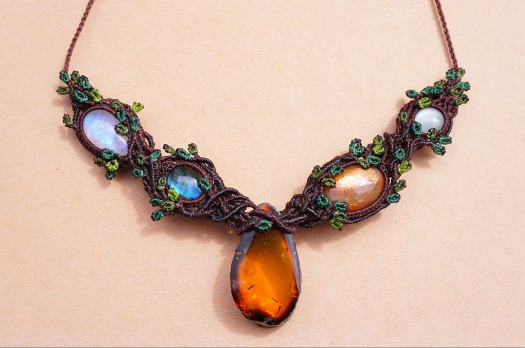 《森の人の贈り物》メキシコ産アンバー　マクラメ　ネックレス