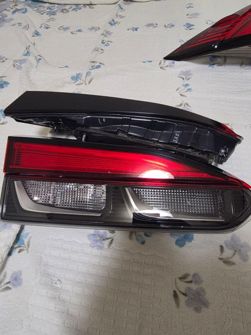 TOYOTA　カローラクロス　テールランプ一式