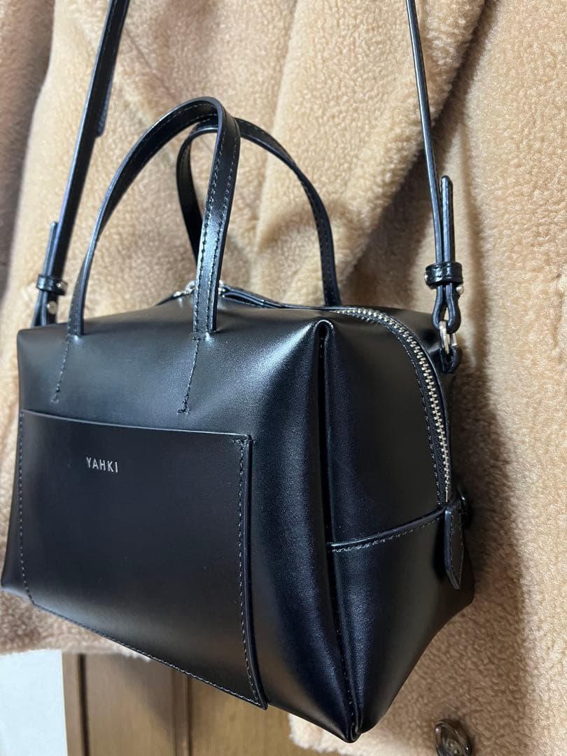 YAHKI ブラック ソフトボストン型ショルダーバッグ