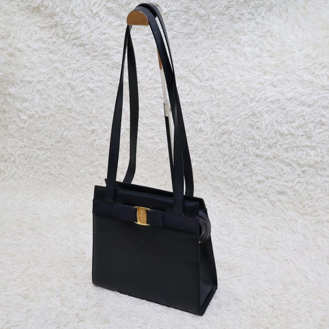 サルヴァトーレフェラガモ　ショルダーバッグ ブラック