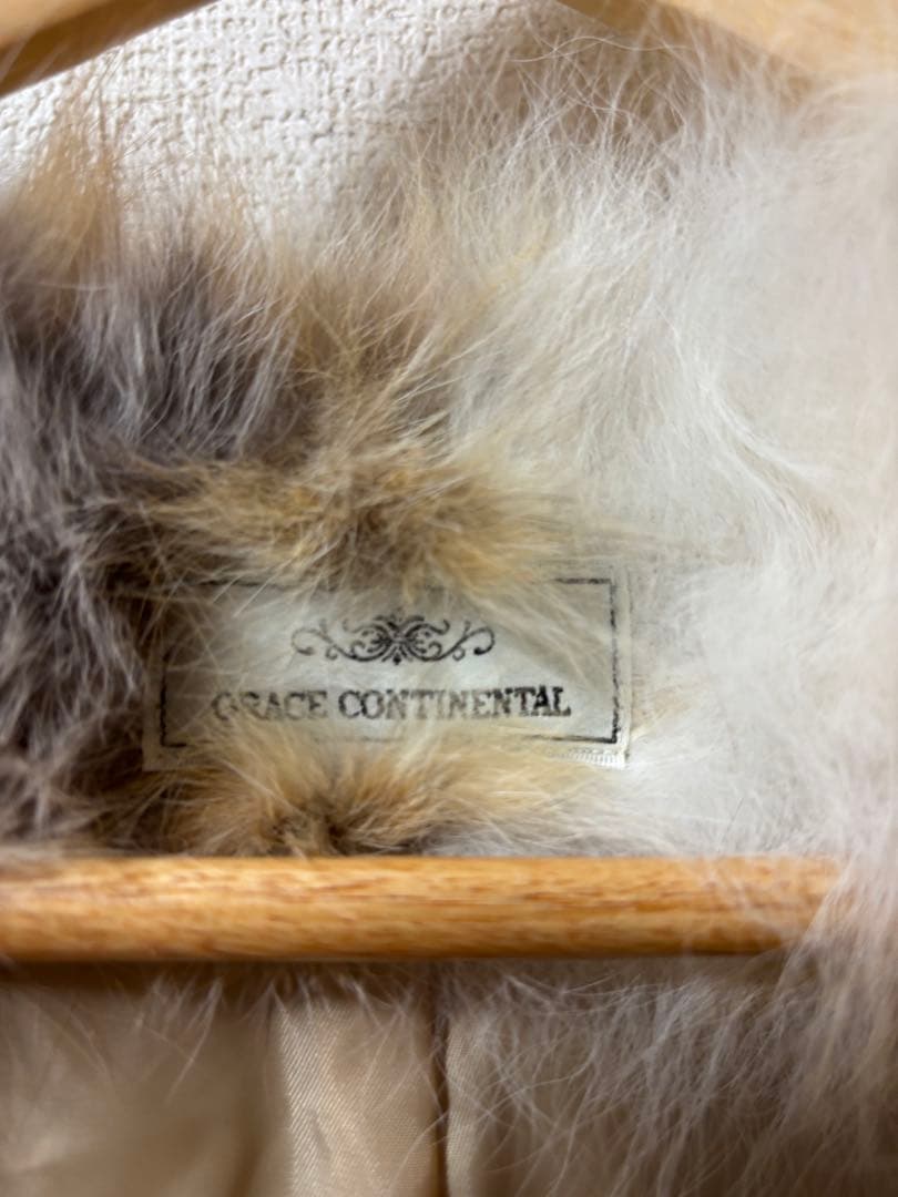 ベージュ系ファー ノーカラーベスト　グレースコンチネンタル
