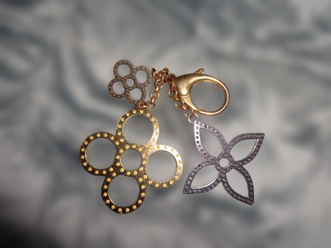 ルィヴィトン　花形チャーム ゴールド シルバー