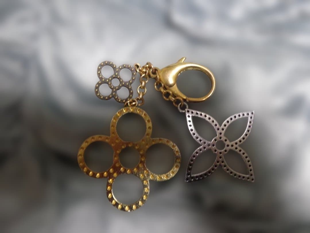 ルィヴィトン　花形チャーム ゴールド シルバー