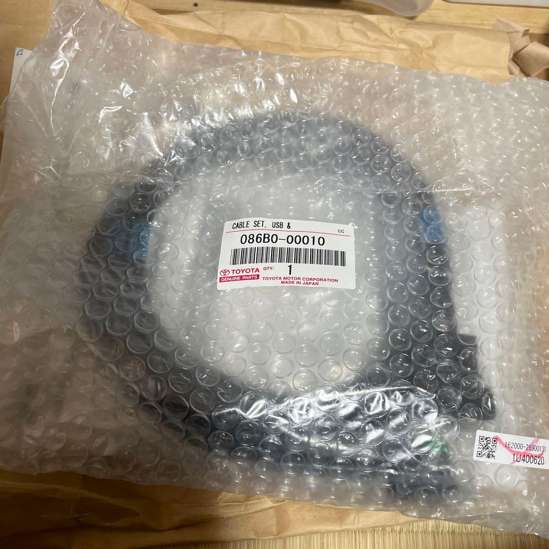 未使用未開封　トヨタ 純正品 USB 入力端子 品番 086B0-00010