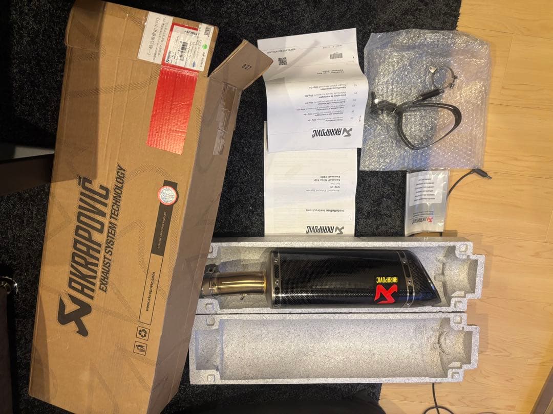 Akrapovic スリップオンマフラー カーボンファイバー