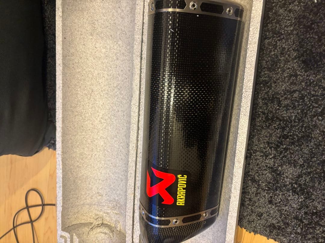 Akrapovic スリップオンマフラー カーボンファイバー