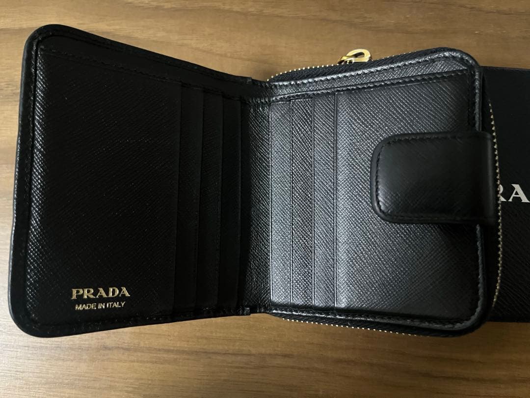 PRADA ブラック　レザー 二つ折り財布　サフィアーノ
