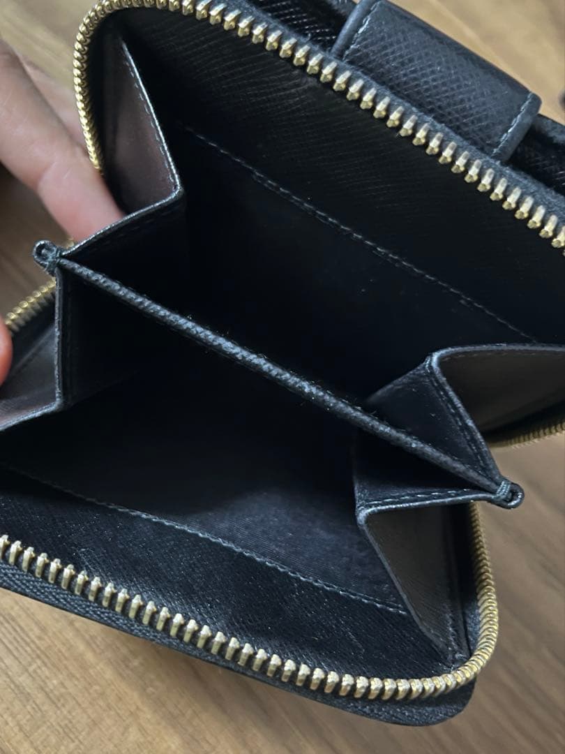 PRADA ブラック　レザー 二つ折り財布　サフィアーノ