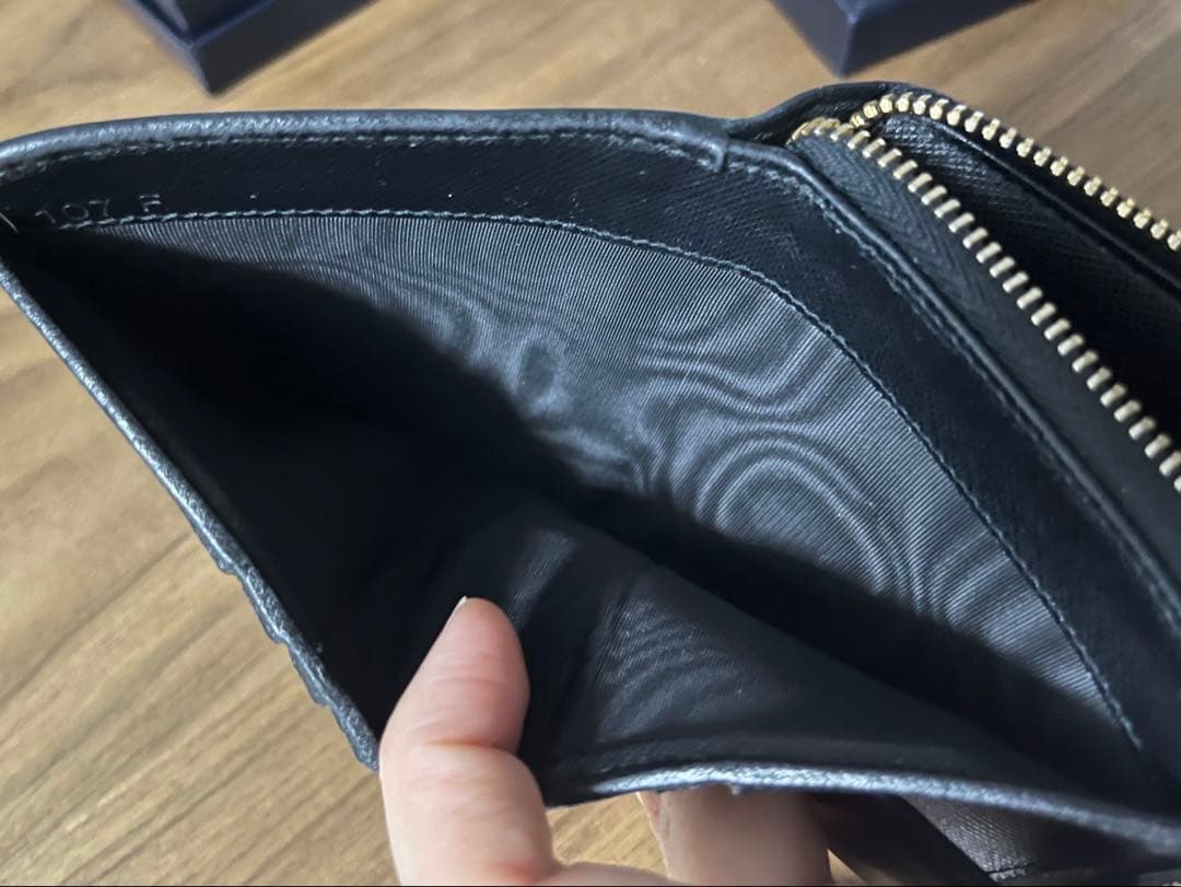 PRADA ブラック　レザー 二つ折り財布　サフィアーノ